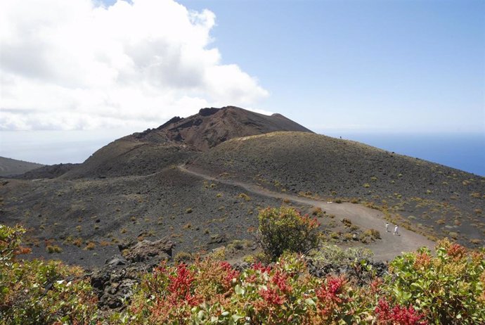Archivo - Vista general de uno de los volcanes de Cumbre Vieja, una zona al sur de la isla que podría verse afectada por una posible erupción volcánica, a 14 de septiembre de 2021, en Cumbre Vieja, La Palma, Islas Canarias, (España). El Gobierno de Cana