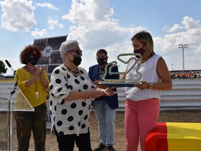 La hija del piloto Román Muñoz recibiendo una réplica a escala del monolito instalado en la curva que lleva su nombre en el Circuito de Velocidad de Albacete