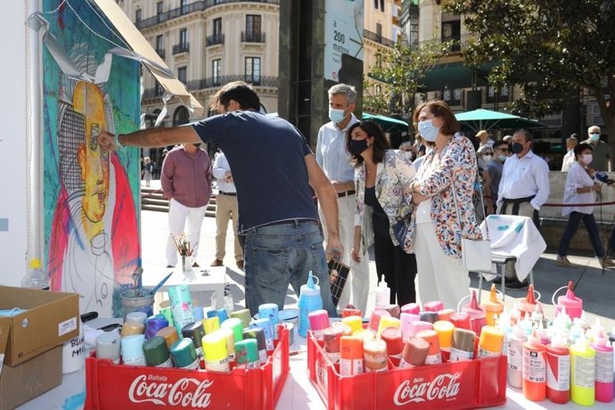 Una veintena de artistas llevan la celebración del 275 aniversario del nacimiento de Goya a la calle.