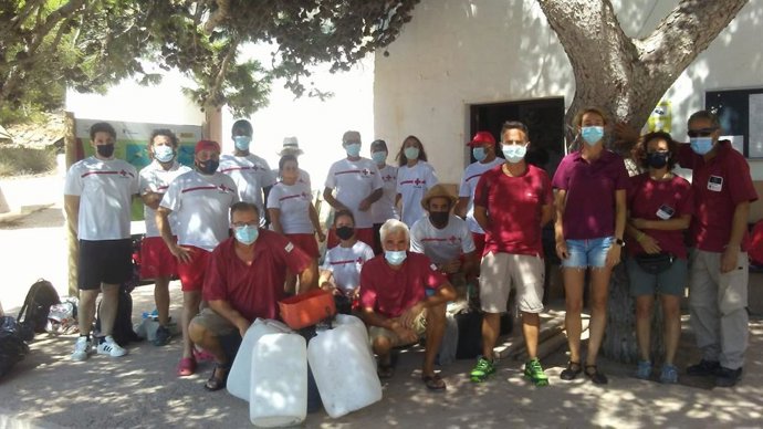 Voluntarios de Cruz Roja recogen 70 kilos de residuos de las playas del Parque Nacional de Cabrera
