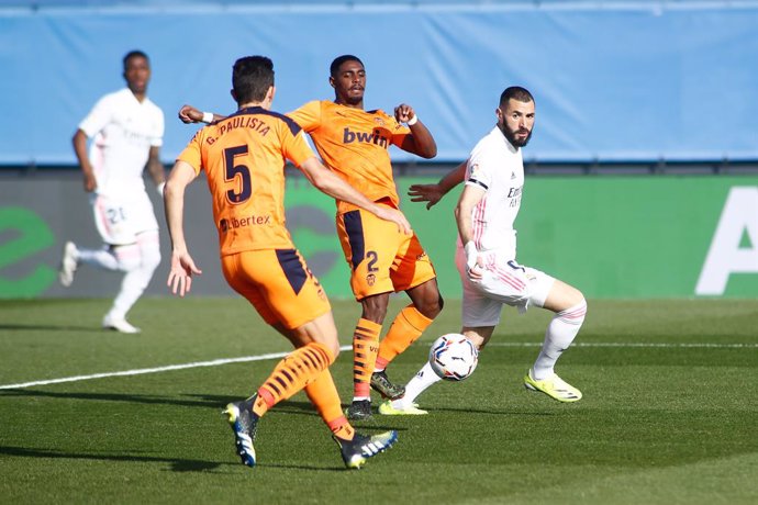 Archivo - Karim Benzema of Real Madrid and Thierry Correia of Valencia in action during the spanish league, La Liga, football match played between Real Madrid and Valencia CF at Ciudad Deportiva Real Madrid on february 14, 2021, in Valdebebas, Madrid, S