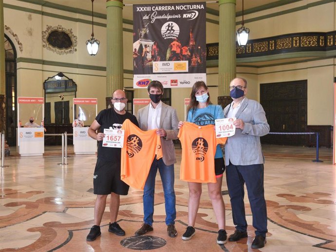 Guevara posa con las camisetas de la Nocturna