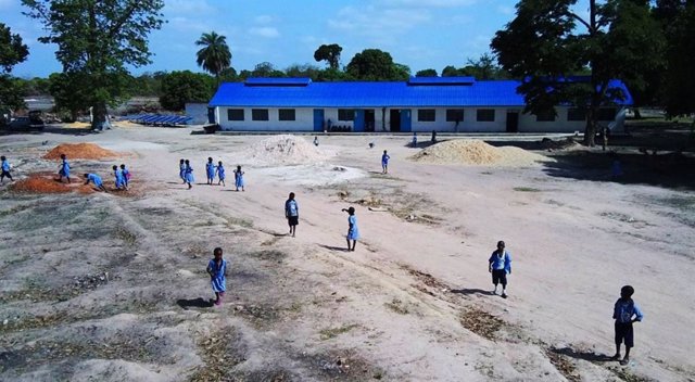 Niños jugando en los aledaños del colegio de Basori (Gambia), construido por PLAYING, la ONG del deporte
