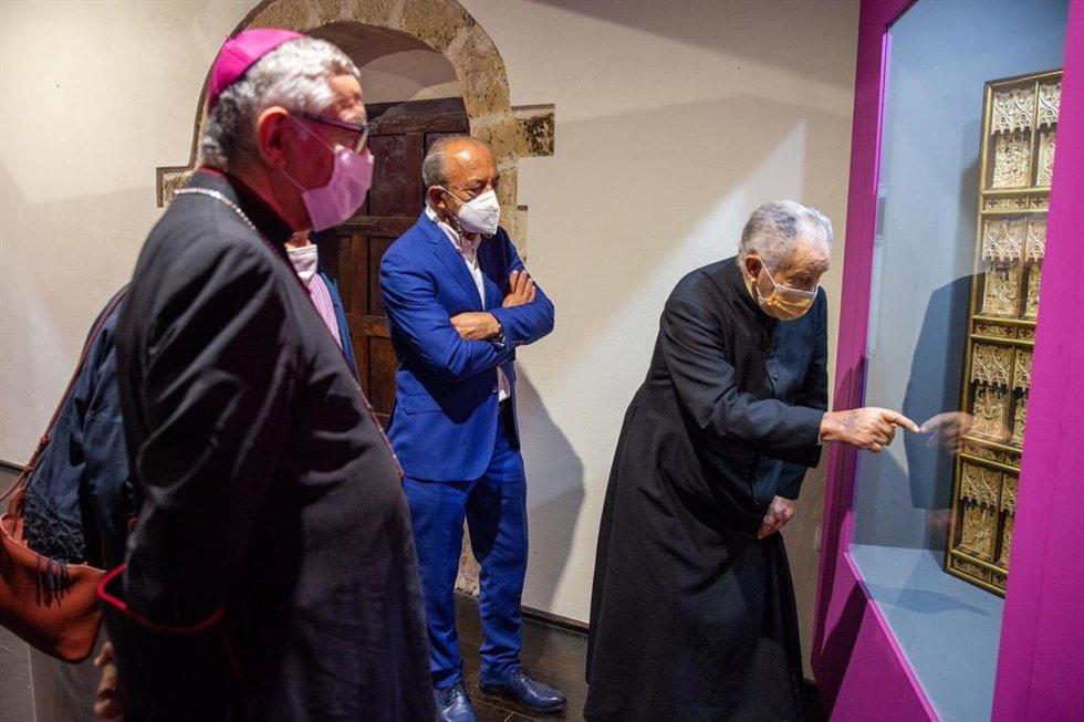 El consejero de Turismo, Javier López Marcano, y el obispo de Santander, Manuel Sánchez Monge, en primer plano, clausuran la exposición 'Marfilería y platería del Camino de Santiago' en Santillana