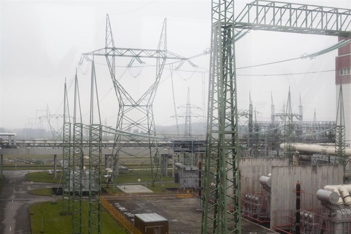 Archivo - Líneas eléctricas de alta tensión