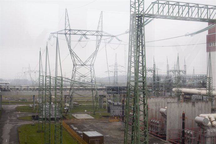 Archivo - Líneas eléctricas de alta tensión en la central nuclear de Temelin, en República Checa