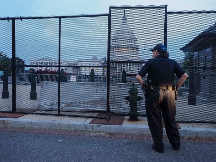 16 September 2021, US, Washington: A US Capitol police officer looks over the fence that was erected to secure the US Capitol and its grounds in advance of the 9/18 Justice for J6 rally. Thousands are expected to rally to demand the release of those arr