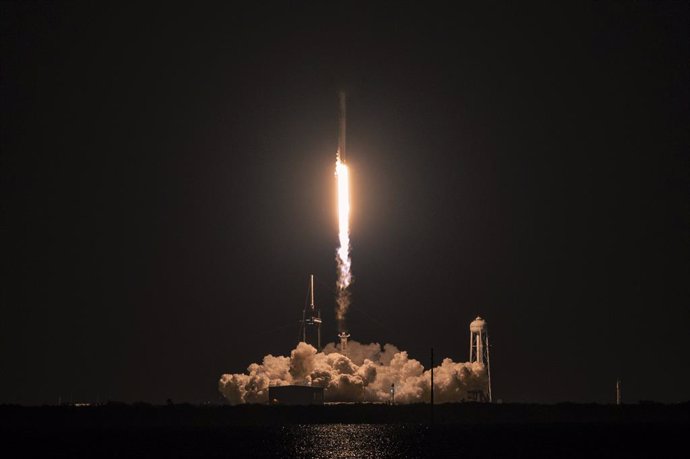 15 September 2021, US, Kennedy Space Center: The SpaceX Falcon 9 rocket carrying the SpaceX Dragon capsule lifts off with all four civilians crew on the Inspiration 4 mission from Florida's Kennedy Space Center. The crew will orbit the earth for three d