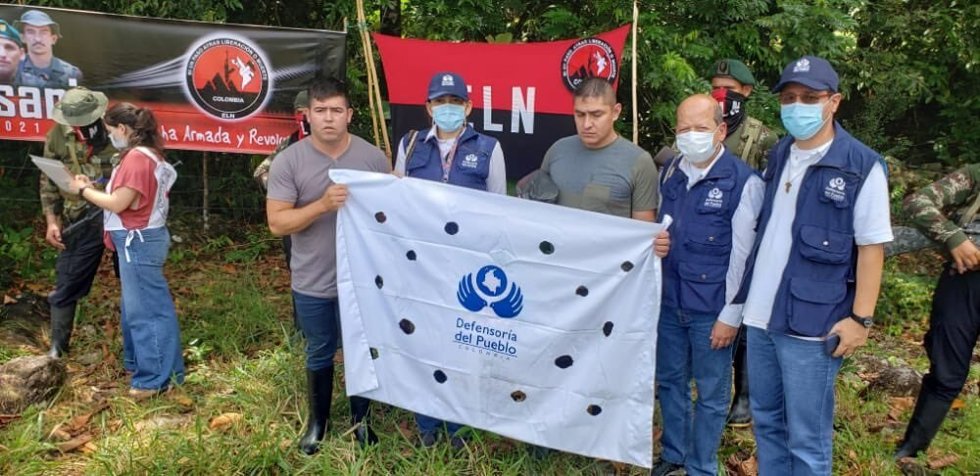 Los dos militares liberados este sábado por la guerrilla ELN en Colombia