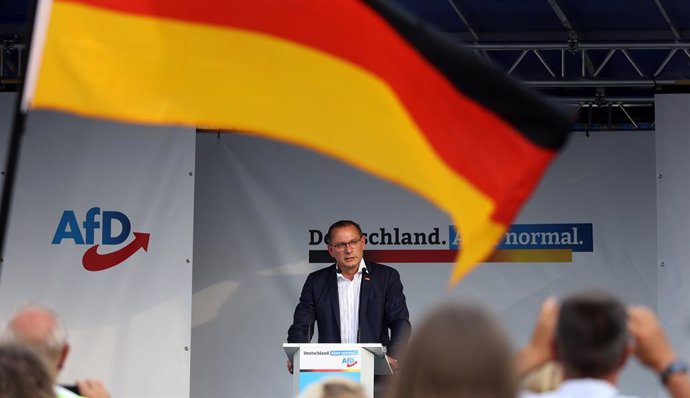 Archivo - 13 August 2021, Saxony-Anhalt, Stendal: Tino Chrupalla, leader of the Alternative for Germany (AfD) parliamentary group and top candidate for the Bundestag election, speaks on the podium during the AfD's campaign tour in Stendal. Photo: Ronny 