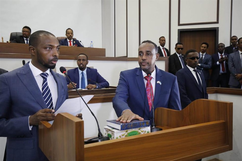 Archivo - Mohamed Husein Roble jura como nuevo primer ministro de Somalia