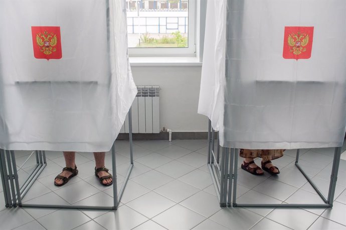 Archivo - Electores votan en Rusia.