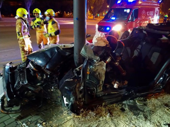 Bomberos de Zaragoza excarcelan al conductor de un turismo tras sufrir un accidente en Casablanca.