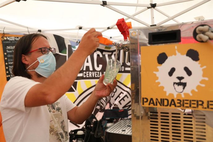 Archivo - Un camarero sirviendo bebidas