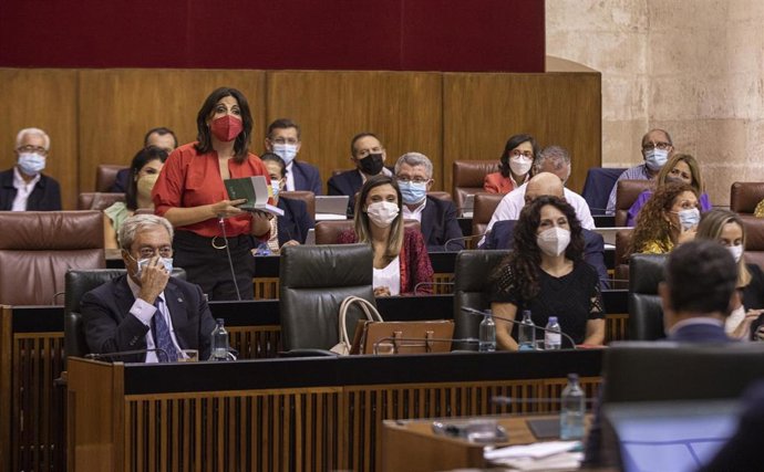 La portavoz del grupo parlamentario socialista, Ángeles Férriz (1i), durante su intervención en la sesión de control al Gobierno en la segunda jornada del Pleno del Parlamento de Andalucía. A 16 de septiembre de 2021, en Sevilla (Andalucía, España).