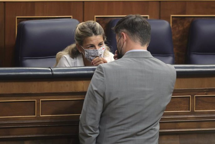 La vicepresidenta segunda del Gobierno y ministra de Trabajo y Economía Social, Yolanda Díaz, conversa con el portavoz parlamentario de la ERC, Gabriel Rufián, en una sesión de control al Gobierno en el Congreso 