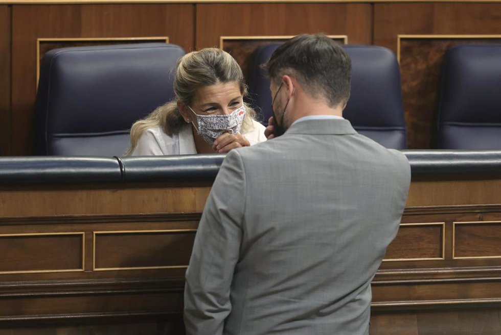 La vicepresidenta segunda del Gobierno y ministra de Trabajo y Economía Social, Yolanda Díaz, conversa con el portavoz parlamentario de la ERC, Gabriel Rufián, en una sesión de control al Gobierno en el Congreso