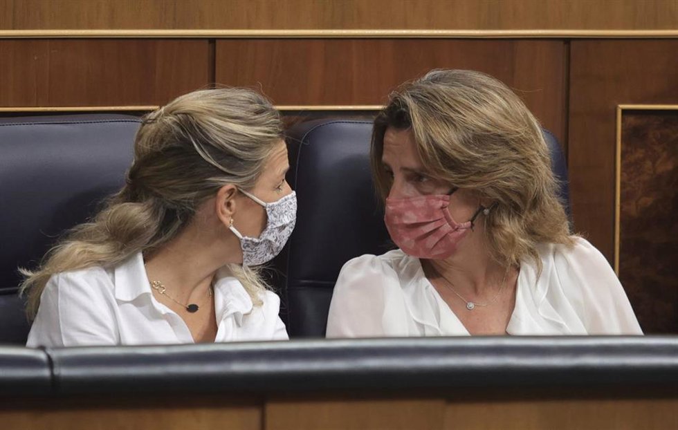 La vicepresidenta de Trabajo y Economía Social, Yolanda Díaz (i), y la vicepresidenta de Transición Ecológica y Reto Demográfico, Teresa Ribera, conversan en una sesión de control al Gobierno en el Congreso