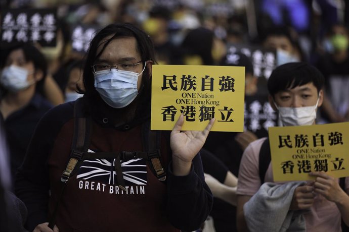 Archivo - 12 June 2021, United Kingdom, London: Pro-democracy activists hold placards that read "one country one Hong Kong" during a rally marking the second anniversary of the start of massive pro-democracy protests which roiled Hong Kong in 2019. Phot