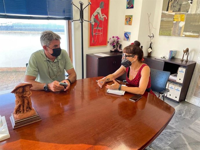 La edil de Turismo con el responsable de la empresa