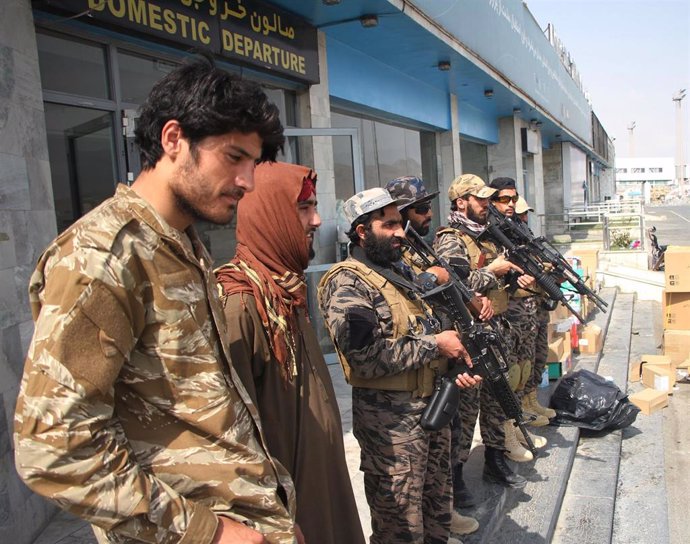 Milicianos talibán en el aeropuerto de Kabul