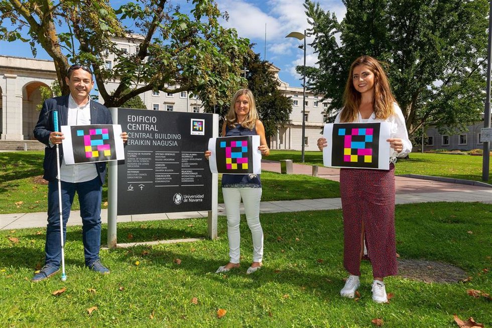 De izquierda a derecha, el profesor y presidente de la Fundación Iddeas, Luis Casado; Carolina Baiges, responsable de la Unidad de Atención a Personas con Discapacidad de Tantaka y la alumna del grado de Diseño, Itsaso Iriondo