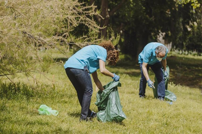 Voluntarios de CaixaBank en Aragón recogen 176 kilos de residuos en varias zonas naturales.
