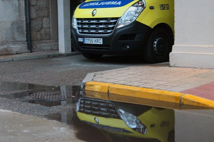 Archivo - Imagen de archivo de una ambulancia de Emergencias sanitarias.