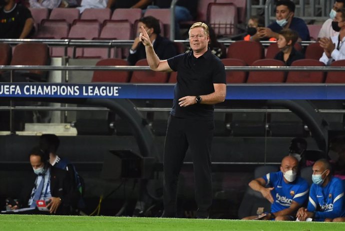 14 September 2021, Spain, Barcelona: Barcelona coach Ronald Koeman gestures on the touchline during the UEFA Champions League group E soccer match between FC Barcelona and Bayern Munich at Camp Nou Stadium. Photo: Sven Hoppe/dpa