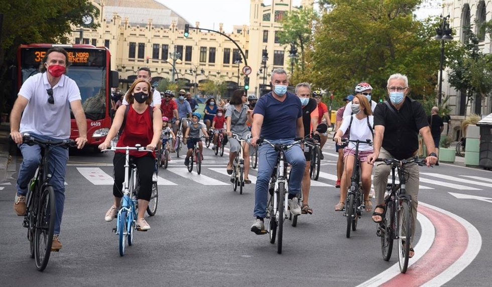 El alcalde de Valncia, Joan Ribó, llega en bicicleta a la plaza del Ayuntamiento este domingo por las actividades del Día de la Bicicleta