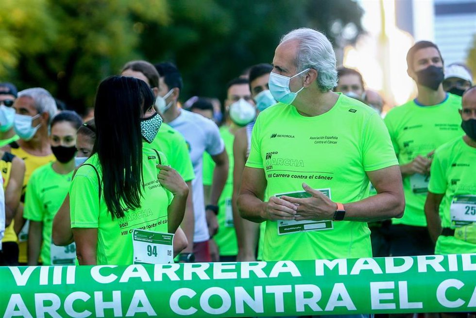El consejero de Sanidad,  Enrique Ruiz Escudero, y la vicealcaldesa de Madrid, Begoña Villacís, en la Carrera Madrid en Marcha Contra el Cáncer.
