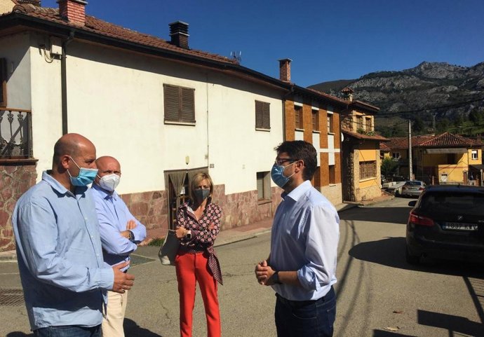 Juan Carlos Iglesias, alcalde de Aller; Roberto Fernández, primer teniente de alcalde; Elena Zapico, concejala de Industria, y Enrique Fernández, consejero  de Industria.