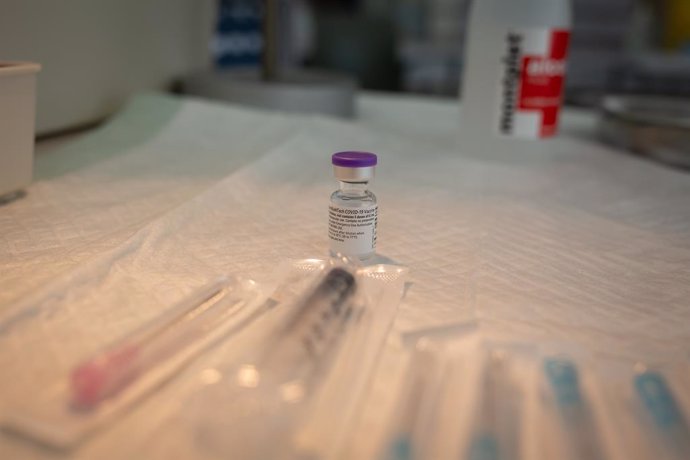 Archivo - Arxivo - Una dosi de la vacuna de Pfizer-BioNtech contra el COVID-19, a l'Hospital de la Santa Creu i Sant Pau de Barcelona