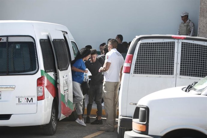 Archivo - Agentes del Instituto Nacional de Migración (INM) de México