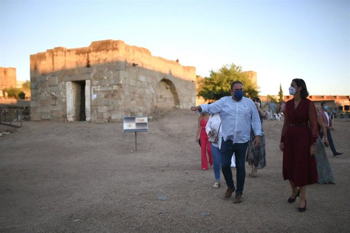 El alcalde de Mérida y presidente del grupo de Ciudades Patrimonio, Antonio Rodríguez Osuna, y la ministra de Turismo, Reyes Maroto, en una visita a la Alcazaba de Mérida.