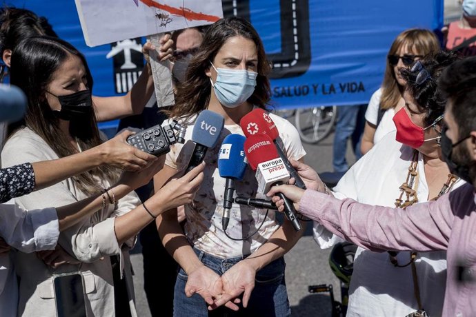 La portavoz de Más Madrid en el Ayuntamiento de Madrid, Rita Maestre, ofrece declaraciones a los medios en una concentración contra la ampliación del aeropuerto Adolfo Suárez Madrid-Barajas.