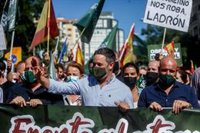 Abascal encabeza una protesta contra "el atraco de la luz" del que culpa a un Gobierno que vive "como millonarios"