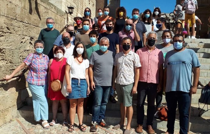 Representantes de MÉS per Mallorca participan en la concentración para decir "no" a la ampliación del aeropuerto de Palma.