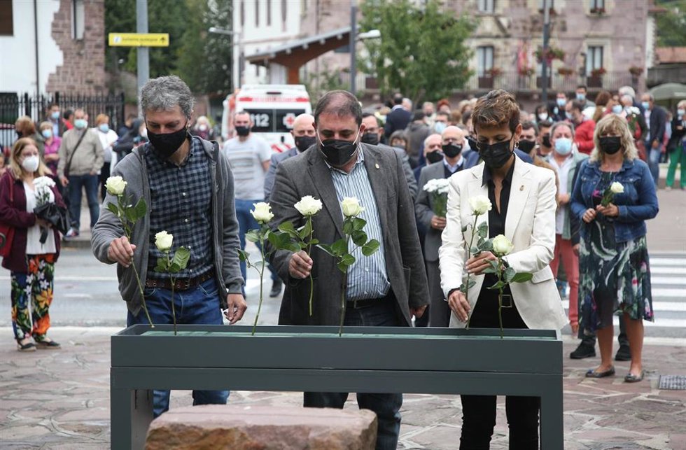 Joseba Otondo, Unai Hualde y María Chivite realizan la ofrenda floral ante el monolito en recuerdo al exilio republicano navarro en Elizondo
