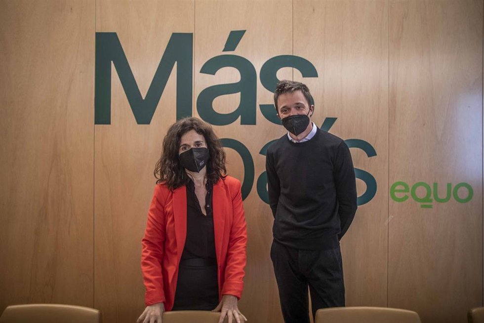 Archivo - La coordinadora general de Más País Andalucía y coportavoz federal de la formación, Esperanza Gómez, junto a Íñigo Errejón.
