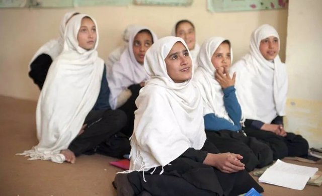 Archivo - Niñas en una clase en un colegio afgano