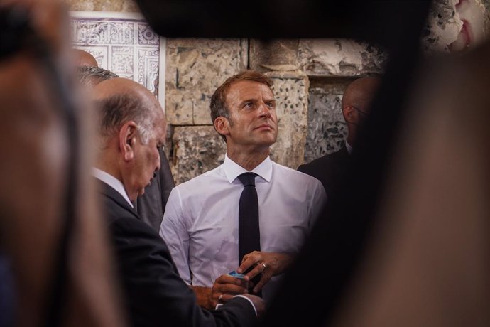 29 August 2021, Iraq, Mosul: French President Emmanuel Macron visits al-Nuri mosque, where the Islamic State caliphate was proclaimed in 2014. The UNESCO is reconstructing the 12th century-built Al-Nuri mosque and its Al-Hadba Minaret, which were damage