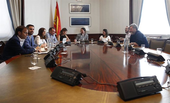 Archivo - Imagen de recurso de (I-D) de dirigentes de Unidas Podemos  Jaume Asens, Alberto Garzón, Ione Belarra, Enrique Santiago, Yolanda Díaz;  , Irene Montero, Pablo Echenique; y  Juantxo López Uralde con el exsecretario general de Podemos Pablo Igle