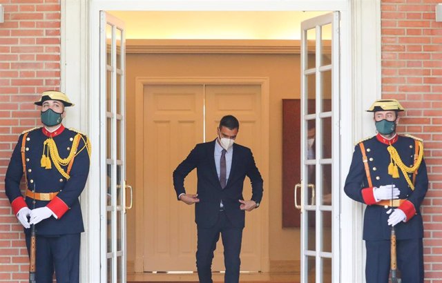 El presidente del Gobierno, Pedro Sánchez, acude a recoger al presidente de la República de Colombia para efectuar una reunión entre ambos en el Palacio de la Moncloa, a 16 de septiembre de 2021, en Madrid, (España). 