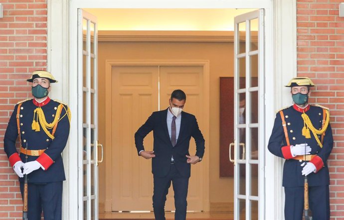 El presidente del Gobierno, Pedro Sánchez, acude a recoger al presidente de la República de Colombia para efectuar una reunión entre ambos en el Palacio de la Moncloa, a 16 de septiembre de 2021, en Madrid, (España). El jefe del Ejecutivo y el president