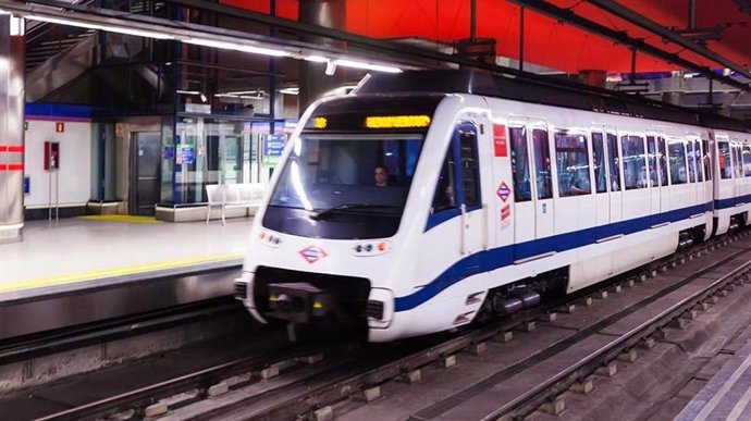 Archivo - Imagen de recurso de un maquinista en un tren de Metro de Madrid.