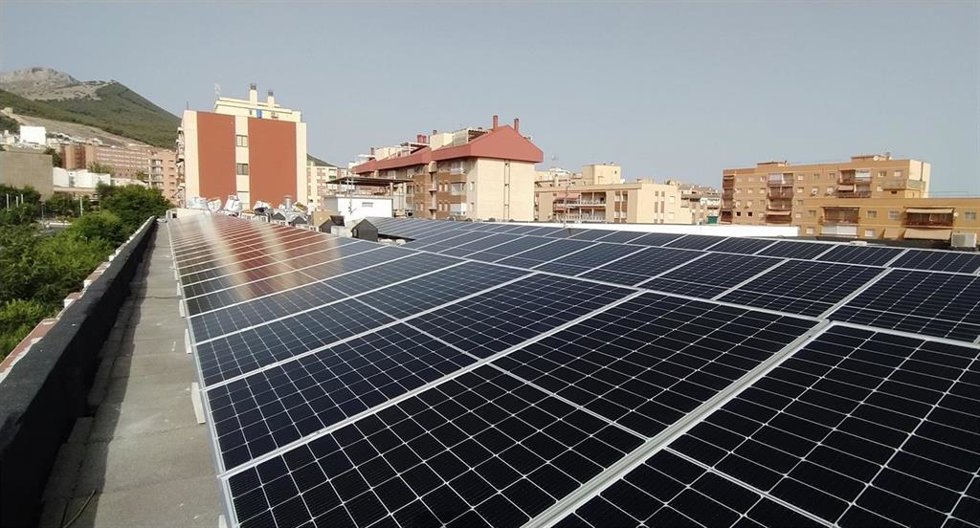 Archivo - Imagen de placas fotovoltaicas en un edficio