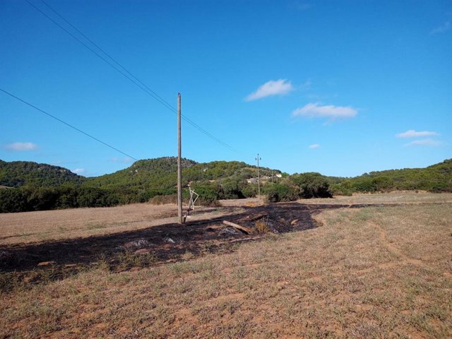 Imagen del terreno afectado por el incendio forestal en Santa Eulàlia (Menorca).