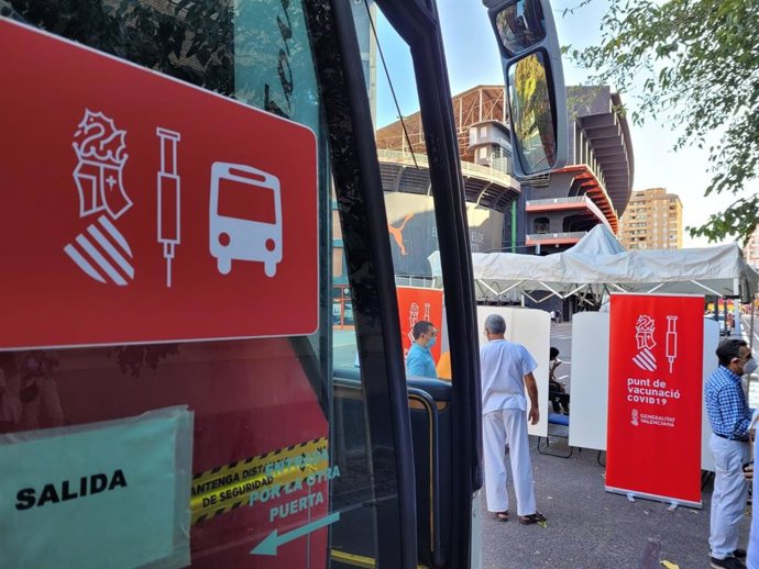 Punto de vacunación móvil situado este domingo en los aledaños del estadio de Mestalla