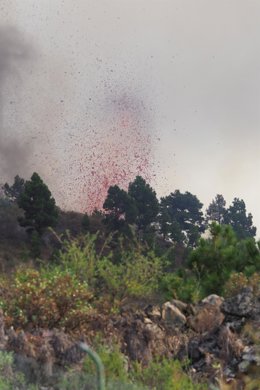 They mobilize the UME to intervene in the eruption of La Palma An eruptive mouth expels lava and pyroclasts in the Cabeza de Vaca area, on September 19, 2021, in El Paso, La Palma